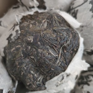 ，易武茶比较柔，但是随着时间的陈化带独特的野花香，茶味比较浓厚，回甘快