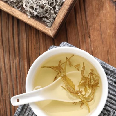 藤茶长寿茶神仙草含有人体必需的17种氨基酸和14种微量元素。