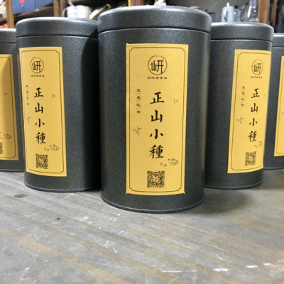 武夷山红茶正山小种，带花蜜香，水甜润，回甘好，沸水直接冲泡。一斤3罐。