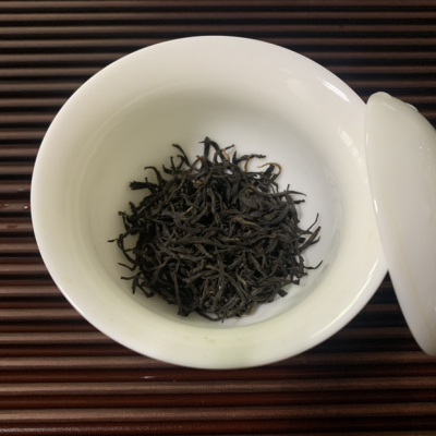 正山小种红茶茶性温和，口感醇和甘润蕴含丰富的蛋白质和糖类，能生热暖腹。